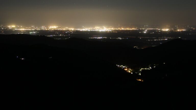 Dieses Bild zeigt eine Webcam-Aufnahme vom Achertal, aufgenommen am Freitag, den 16.05.2025 um 01:00 Uhr. Die Temperatur betrug 5.9°C.