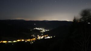 Dieses Bild zeigt eine Webcam-Aufnahme vom Achertal, aufgenommen am Samstag, den 08.08.2026 um 04:00 Uhr. Die Temperatur betrug 18°C.