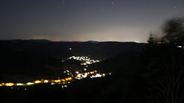 Dieses Bild zeigt eine Webcam-Aufnahme vom Achertal, aufgenommen am Samstag, den 08.08.2026 um 04:00 Uhr. Die Temperatur betrug 18°C.