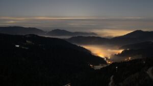 Dieses Bild zeigt eine Webcam-Aufnahme vom Achertal, aufgenommen am Montag, den 29.12.2025 um 19:00 Uhr. Die Temperatur betrug 1.1°C.