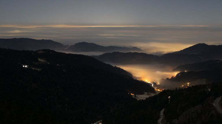 Dieses Bild zeigt eine Webcam-Aufnahme vom Achertal, aufgenommen am Montag, den 29.12.2025 um 19:00 Uhr. Die Temperatur betrug 1.1°C.