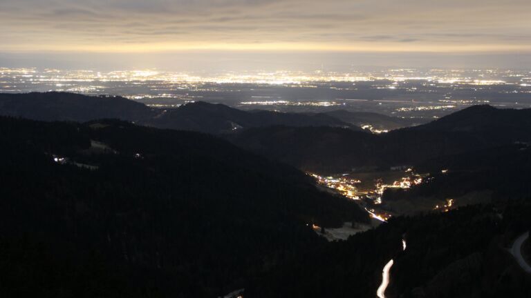 Dieses Bild zeigt eine Webcam-Aufnahme vom Achertal, aufgenommen am Donnerstag, den 01.01.2026 um 19:00 Uhr. Die Temperatur betrug -5°C.