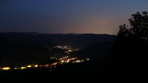 Dieses Bild zeigt eine Webcam-Aufnahme vom Achertal, aufgenommen am Sonntag, den 16.08.2026 um 21:50 Uhr. Die Temperatur betrug 23.4°C.