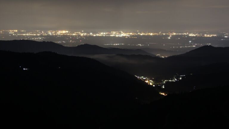 Dieses Bild zeigt eine Webcam-Aufnahme vom Achertal, aufgenommen am Dienstag, den 30.09.2025 um 21:30 Uhr. Die Temperatur betrug 7.2°C.