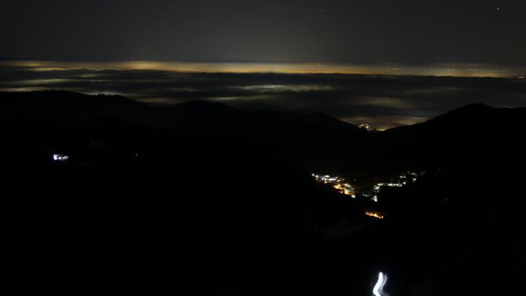 Dieses Bild zeigt eine Webcam-Aufnahme vom Achertal, aufgenommen am Samstag, den 22.11.2025 um 03:30 Uhr. Die Temperatur betrug -4°C.