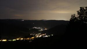 Dieses Bild zeigt eine Webcam-Aufnahme vom Achertal, aufgenommen am Dienstag, den 04.08.2026 um 22:30 Uhr. Die Temperatur betrug 26.2°C.
