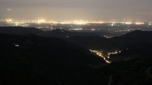 Dieses Bild zeigt eine Webcam-Aufnahme vom Achertal, aufgenommen am Dienstag, den 28.04.2026 um 22:10 Uhr. Die Temperatur betrug 11.4°C.