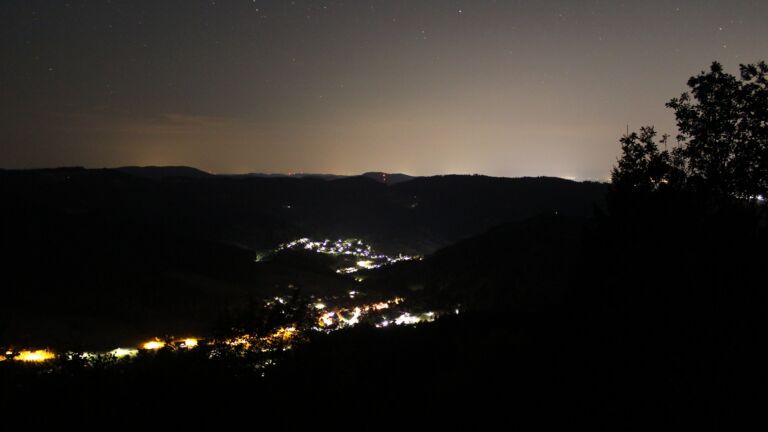 Dieses Bild zeigt eine Webcam-Aufnahme vom Achertal, aufgenommen am Samstag, den 15.08.2026 um 03:30 Uhr. Die Temperatur betrug 27.6°C.