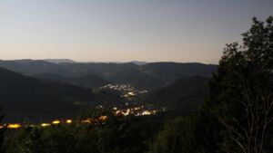Dieses Bild zeigt eine Webcam-Aufnahme vom Achertal, aufgenommen am Donnerstag, den 30.07.2026 um 01:30 Uhr. Die Temperatur betrug 26.7°C.