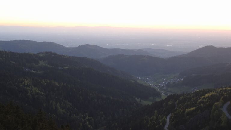 Dieses Bild zeigt eine Webcam-Aufnahme vom Achertal, aufgenommen am Freitag, den 24.04.2026 um 20:50 Uhr. Die Temperatur betrug 11.8°C.