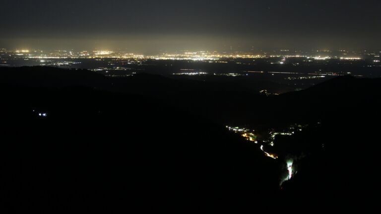 Dieses Bild zeigt eine Webcam-Aufnahme vom Achertal, aufgenommen am Donnerstag, den 23.04.2026 um 04:00 Uhr. Die Temperatur betrug 4.2°C.