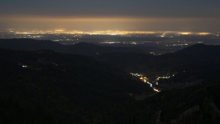 Dieses Bild zeigt eine Webcam-Aufnahme vom Achertal, aufgenommen am Sonntag, den 12.10.2025 um 01:00 Uhr. Die Temperatur betrug 6.8°C.