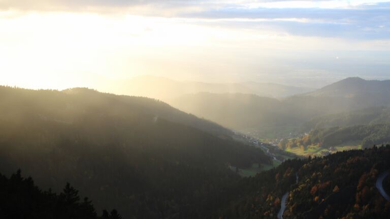 Dieses Bild zeigt eine Webcam-Aufnahme vom Achertal, aufgenommen am Samstag, den 25.10.2025 um 17:50 Uhr. Die Temperatur betrug 4.4°C.