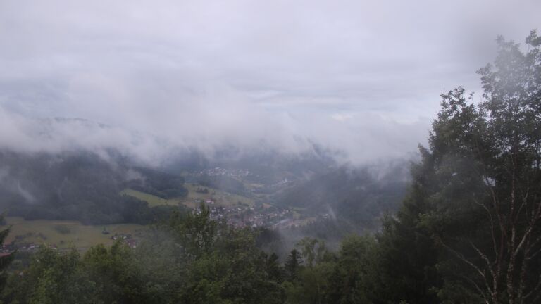 Dieses Bild zeigt eine Webcam-Aufnahme vom Achertal, aufgenommen am Montag, den 27.07.2026 um 06:30 Uhr. Die Temperatur betrug 13.7°C.