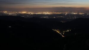 Dieses Bild zeigt eine Webcam-Aufnahme vom Achertal, aufgenommen am Samstag, den 25.04.2026 um 21:50 Uhr. Die Temperatur betrug 11.9°C.