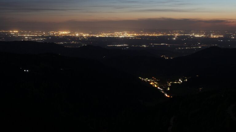 Dieses Bild zeigt eine Webcam-Aufnahme vom Achertal, aufgenommen am Samstag, den 25.04.2026 um 21:50 Uhr. Die Temperatur betrug 11.9°C.