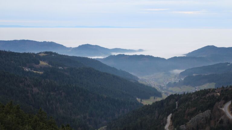 Dieses Bild zeigt eine Webcam-Aufnahme vom Achertal, aufgenommen am Dienstag, den 16.12.2025 um 16:00 Uhr. Die Temperatur betrug 7.8°C.