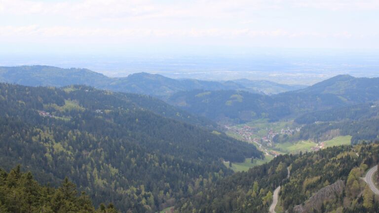 Dieses Bild zeigt eine Webcam-Aufnahme vom Achertal, aufgenommen am Dienstag, den 21.04.2026 um 14:20 Uhr. Die Temperatur betrug 4.3°C.