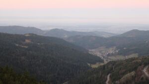 Dieses Bild zeigt eine Webcam-Aufnahme vom Achertal, aufgenommen am Donnerstag, den 18.12.2025 um 08:10 Uhr. Die Temperatur betrug 5.2°C.