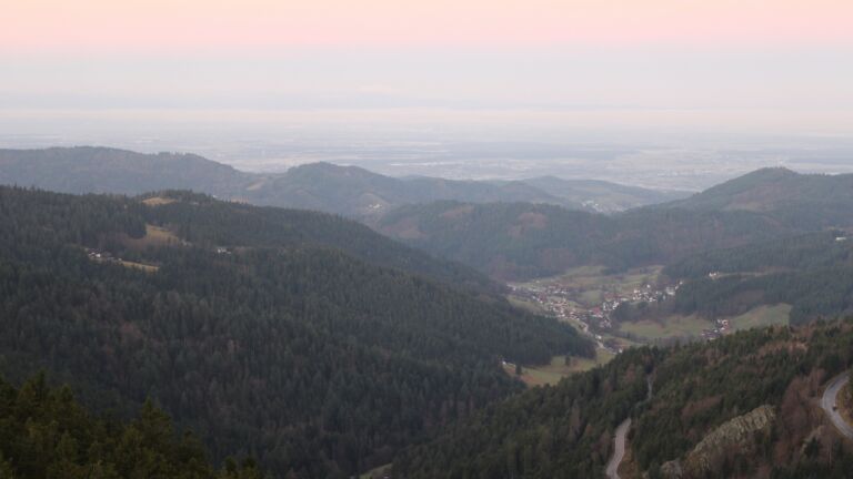 Dieses Bild zeigt eine Webcam-Aufnahme vom Achertal, aufgenommen am Donnerstag, den 18.12.2025 um 08:10 Uhr. Die Temperatur betrug 5.2°C.