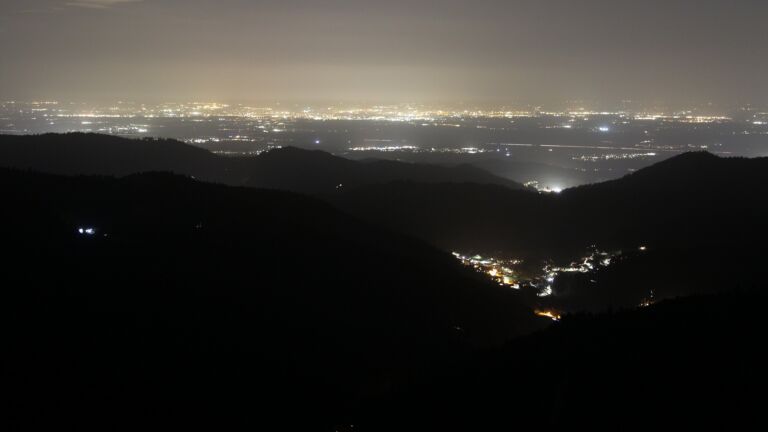 Dieses Bild zeigt eine Webcam-Aufnahme vom Achertal, aufgenommen am Montag, den 09.03.2026 um 20:00 Uhr. Die Temperatur betrug 8.9°C.