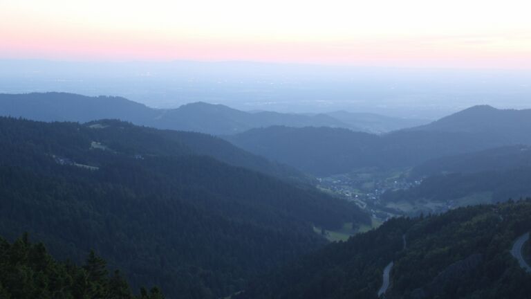 Dieses Bild zeigt eine Webcam-Aufnahme vom Achertal, aufgenommen am Dienstag, den 17.06.2025 um 22:00 Uhr. Die Temperatur betrug 16.4°C.