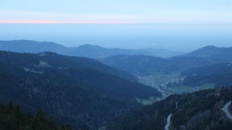 Dieses Bild zeigt eine Webcam-Aufnahme vom Achertal, aufgenommen am Freitag, den 10.04.2026 um 20:10 Uhr. Die Temperatur betrug 6.5°C.