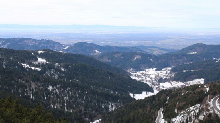 Dieses Bild zeigt eine Webcam-Aufnahme vom Achertal, aufgenommen am Dienstag, den 13.01.2026 um 11:50 Uhr. Die Temperatur betrug 6.5°C.