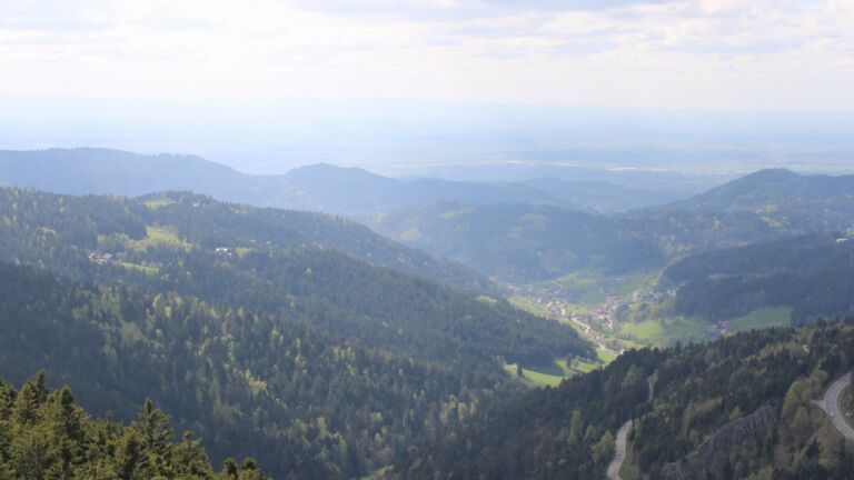 Dieses Bild zeigt eine Webcam-Aufnahme vom Achertal, aufgenommen am Sonntag, den 19.04.2026 um 16:00 Uhr. Die Temperatur betrug 7.9°C.