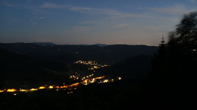 Dieses Bild zeigt eine Webcam-Aufnahme vom Achertal, aufgenommen am Samstag, den 23.05.2026 um 22:30 Uhr. Die Temperatur betrug 21.2°C.