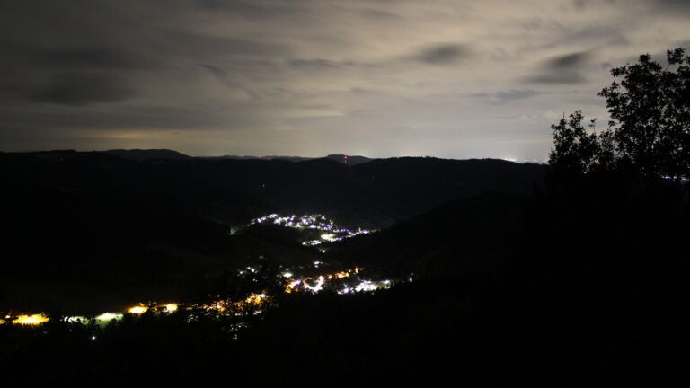 Dieses Bild zeigt eine Webcam-Aufnahme vom Achertal, aufgenommen am Donnerstag, den 20.08.2026 um 02:30 Uhr. Die Temperatur betrug 18.3°C.