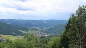 Dieses Bild zeigt eine Webcam-Aufnahme vom Achertal, aufgenommen am Freitag, den 17.07.2026 um 14:30 Uhr. Die Temperatur betrug 26.6°C.