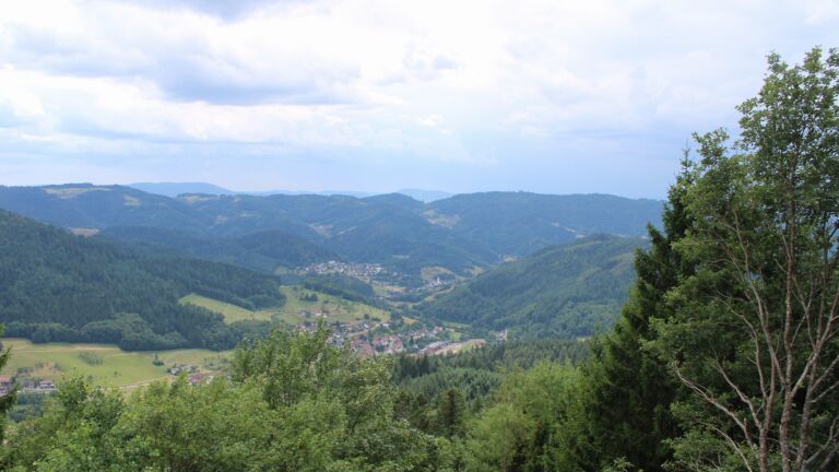 Dieses Bild zeigt eine Webcam-Aufnahme vom Achertal, aufgenommen am Freitag, den 17.07.2026 um 14:30 Uhr. Die Temperatur betrug 26.6°C.