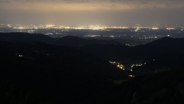 Dieses Bild zeigt eine Webcam-Aufnahme vom Achertal, aufgenommen am Montag, den 14.07.2025 um 03:30 Uhr. Die Temperatur betrug 16.4°C.