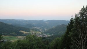 Dieses Bild zeigt eine Webcam-Aufnahme vom Achertal, aufgenommen am Freitag, den 26.06.2026 um 05:30 Uhr. Die Temperatur betrug 27.3°C.