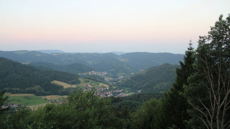 Dieses Bild zeigt eine Webcam-Aufnahme vom Achertal, aufgenommen am Freitag, den 26.06.2026 um 05:30 Uhr. Die Temperatur betrug 27.3°C.