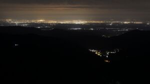 Dieses Bild zeigt eine Webcam-Aufnahme vom Achertal, aufgenommen am Donnerstag, den 16.04.2026 um 04:30 Uhr. Die Temperatur betrug 6.8°C.