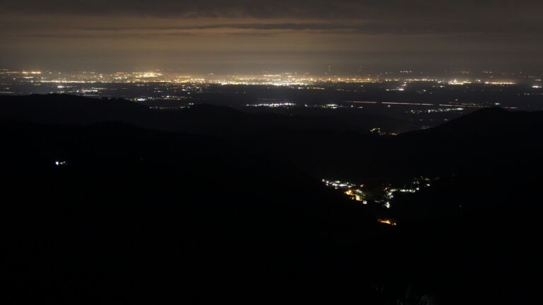 Dieses Bild zeigt eine Webcam-Aufnahme vom Achertal, aufgenommen am Donnerstag, den 16.04.2026 um 04:30 Uhr. Die Temperatur betrug 6.8°C.