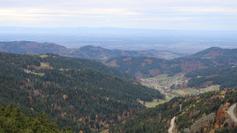 Dieses Bild zeigt eine Webcam-Aufnahme vom Achertal, aufgenommen am Samstag, den 01.11.2025 um 12:10 Uhr. Die Temperatur betrug 12.4°C.