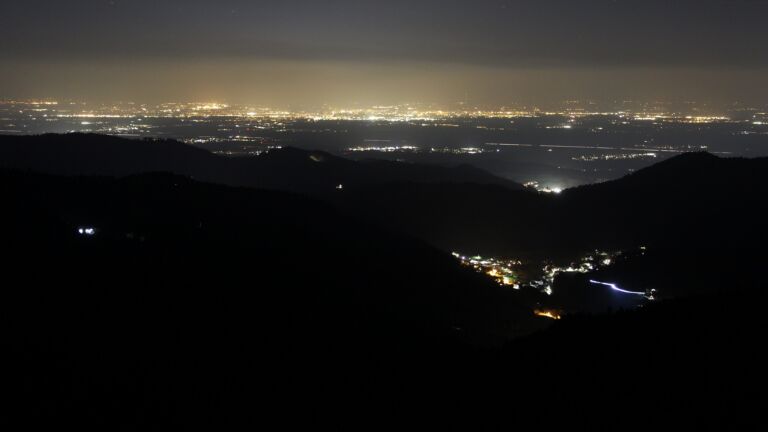 Dieses Bild zeigt eine Webcam-Aufnahme vom Achertal, aufgenommen am Donnerstag, den 19.03.2026 um 22:00 Uhr. Die Temperatur betrug 3.7°C.