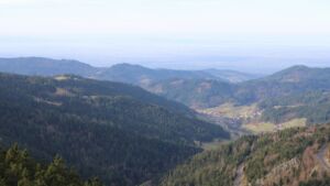 Dieses Bild zeigt eine Webcam-Aufnahme vom Achertal, aufgenommen am Donnerstag, den 18.12.2025 um 12:00 Uhr. Die Temperatur betrug 7.3°C.