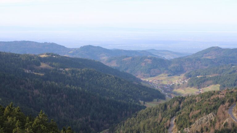 Dieses Bild zeigt eine Webcam-Aufnahme vom Achertal, aufgenommen am Donnerstag, den 18.12.2025 um 12:00 Uhr. Die Temperatur betrug 7.3°C.