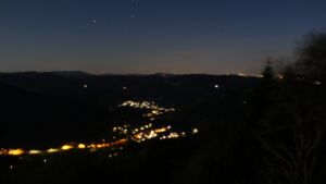 Dieses Bild zeigt eine Webcam-Aufnahme vom Achertal, aufgenommen am Mittwoch, den 26.08.2026 um 21:40 Uhr. Die Temperatur betrug 22.4°C.