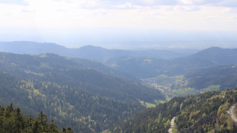 Dieses Bild zeigt eine Webcam-Aufnahme vom Achertal, aufgenommen am Sonntag, den 19.04.2026 um 16:50 Uhr. Die Temperatur betrug 9°C.