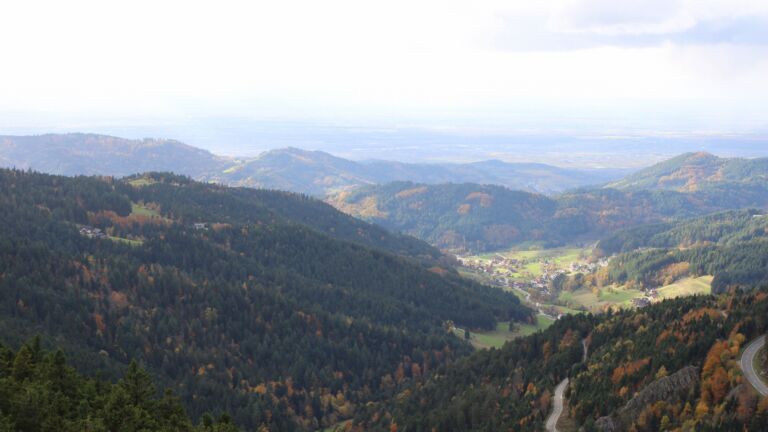 Dieses Bild zeigt eine Webcam-Aufnahme vom Achertal, aufgenommen am Freitag, den 24.10.2025 um 15:50 Uhr. Die Temperatur betrug 2.8°C.