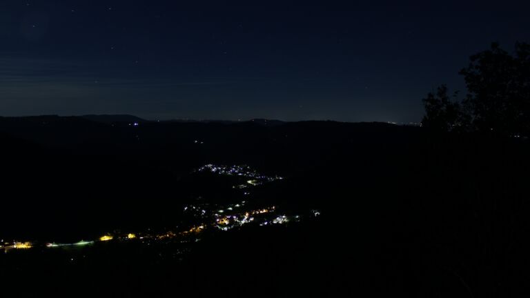 Dieses Bild zeigt eine Webcam-Aufnahme vom Achertal, aufgenommen am Montag, den 21.09.2026 um 21:30 Uhr. Die Temperatur betrug 12.4°C.