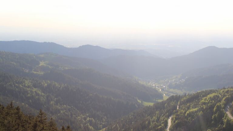 Dieses Bild zeigt eine Webcam-Aufnahme vom Achertal, aufgenommen am Freitag, den 09.05.2025 um 19:20 Uhr. Die Temperatur betrug 9.7°C.