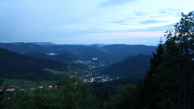 Dieses Bild zeigt eine Webcam-Aufnahme vom Achertal, aufgenommen am Freitag, den 15.05.2026 um 21:40 Uhr. Die Temperatur betrug 4.8°C.