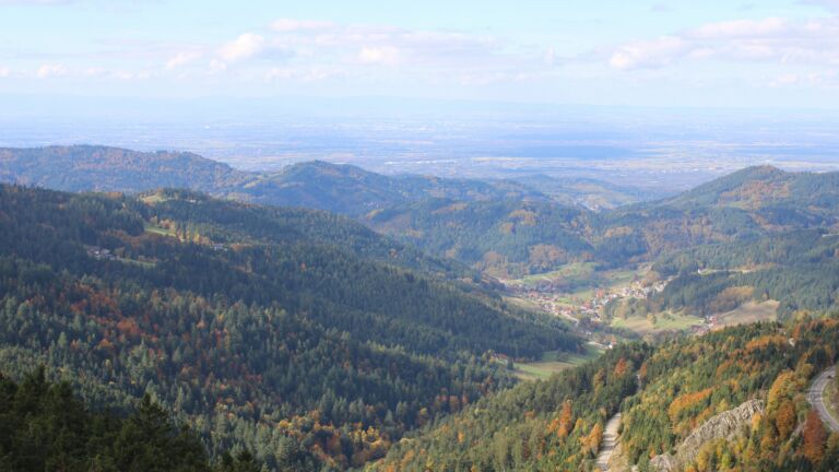 Dieses Bild zeigt eine Webcam-Aufnahme vom Achertal, aufgenommen am Samstag, den 18.10.2025 um 12:40 Uhr. Die Temperatur betrug 6.9°C.