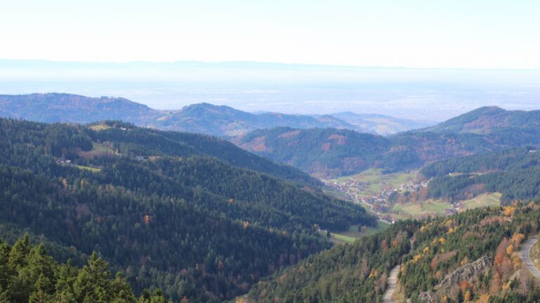 Dieses Bild zeigt eine Webcam-Aufnahme vom Achertal, aufgenommen am Mittwoch, den 05.11.2025 um 13:00 Uhr. Die Temperatur betrug 13.9°C.